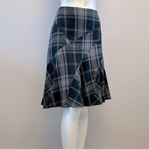 Le Chateau size 9/10 (med) grey paid skirt. Flares out at bottom.Zipper closure.